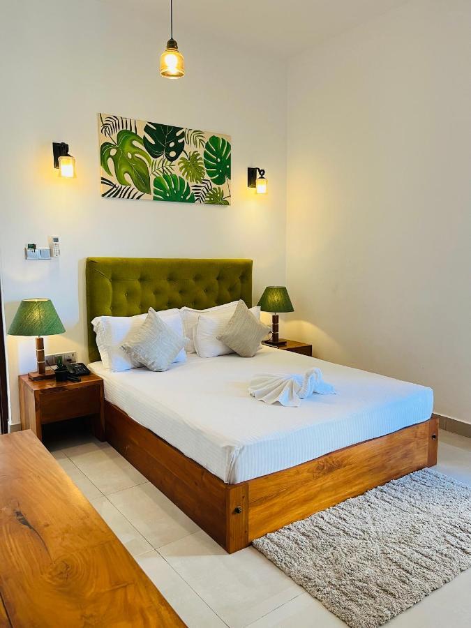 J Leaf Hotel By Blue Bird Negombo Esterno foto