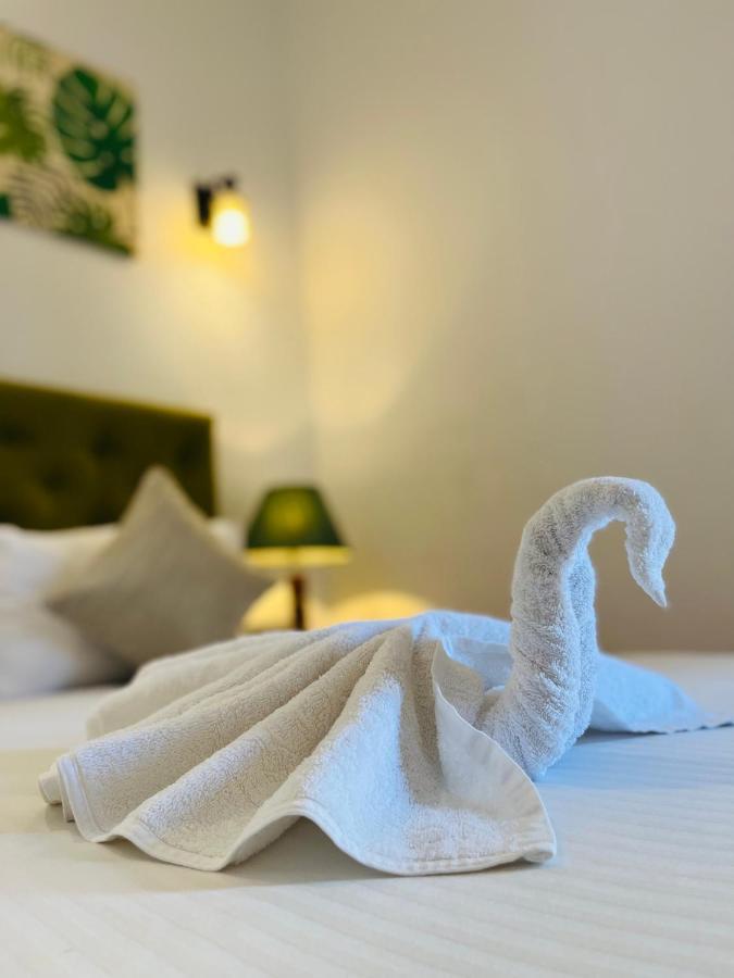 J Leaf Hotel By Blue Bird Negombo Esterno foto