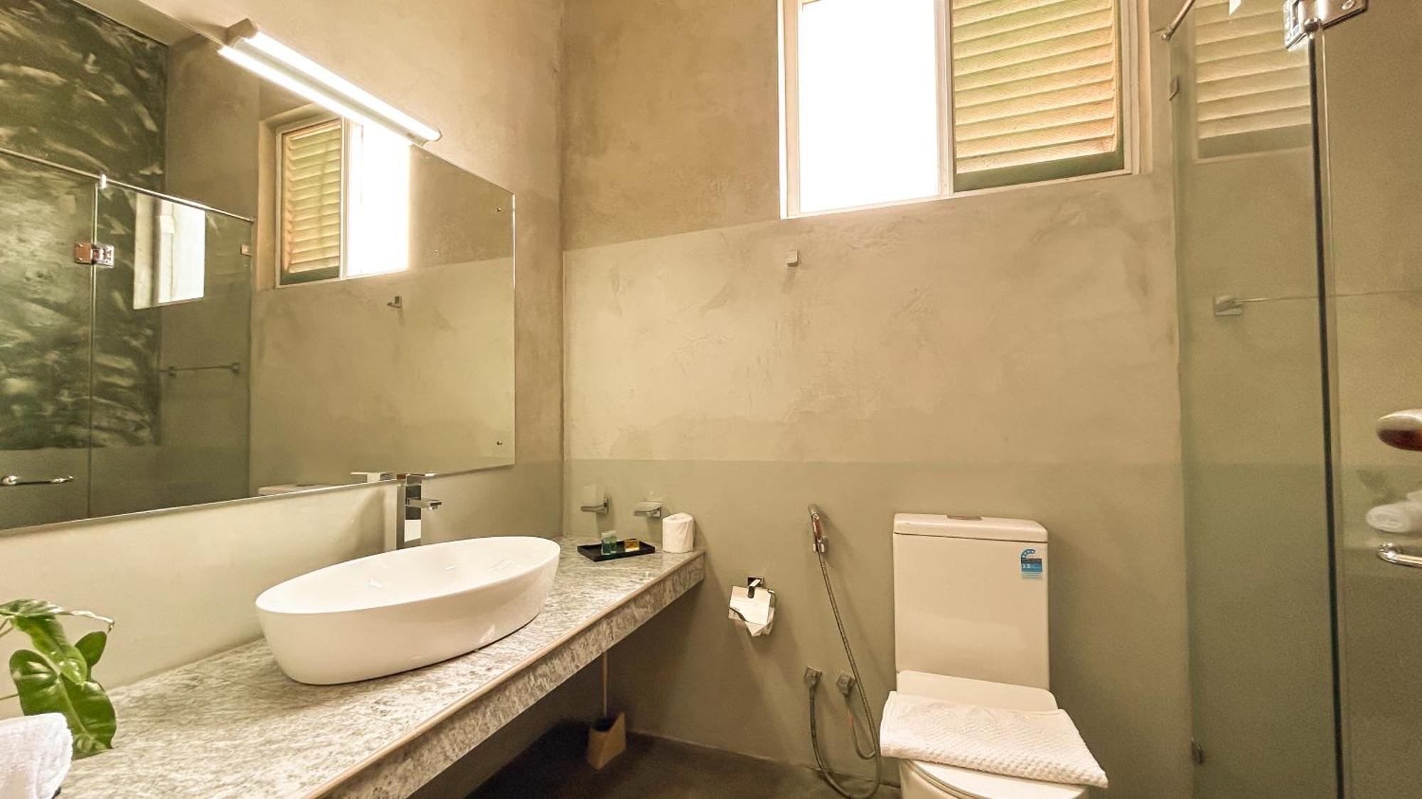 J Leaf Hotel By Blue Bird Negombo Esterno foto