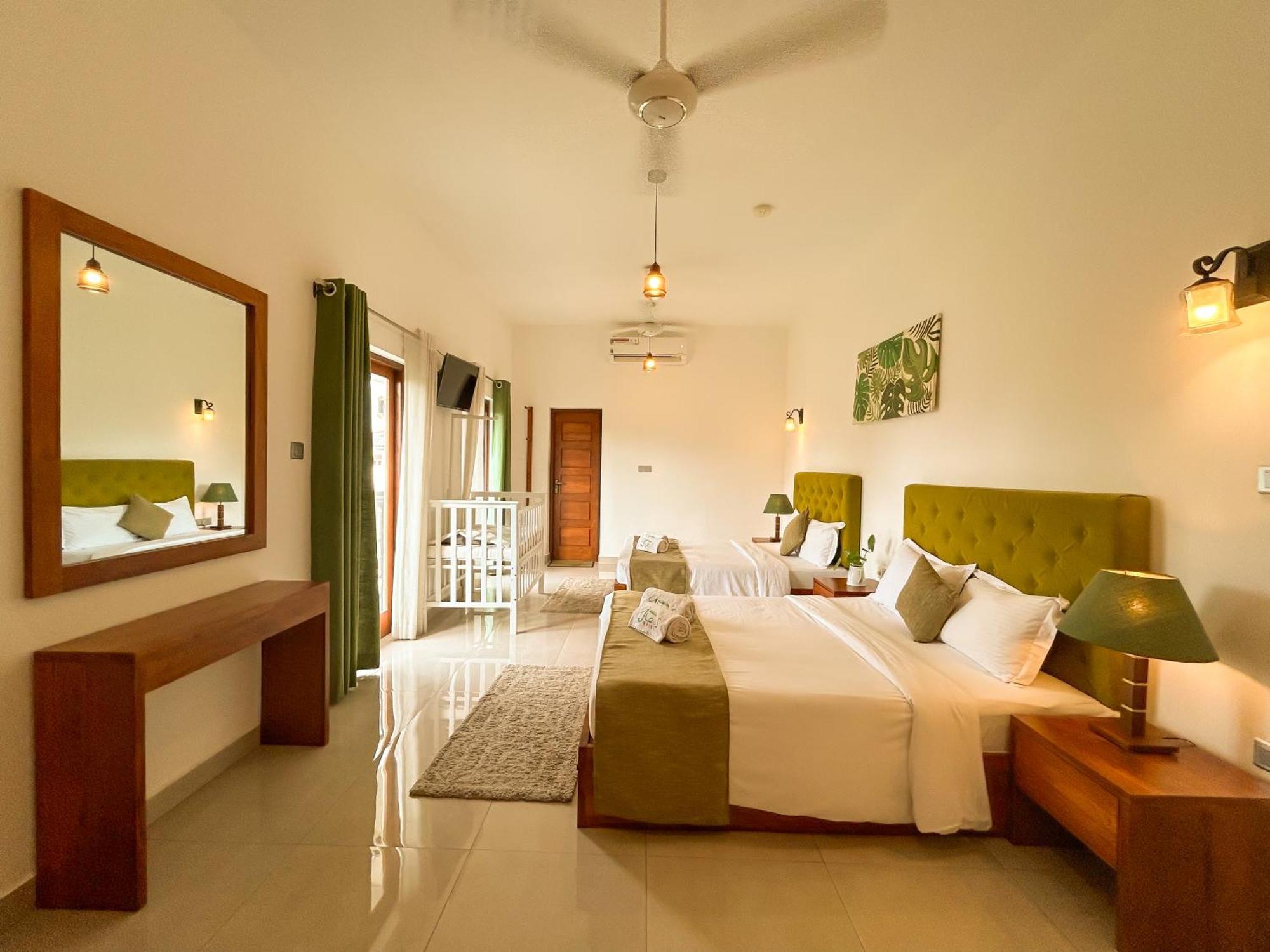 J Leaf Hotel By Blue Bird Negombo Esterno foto
