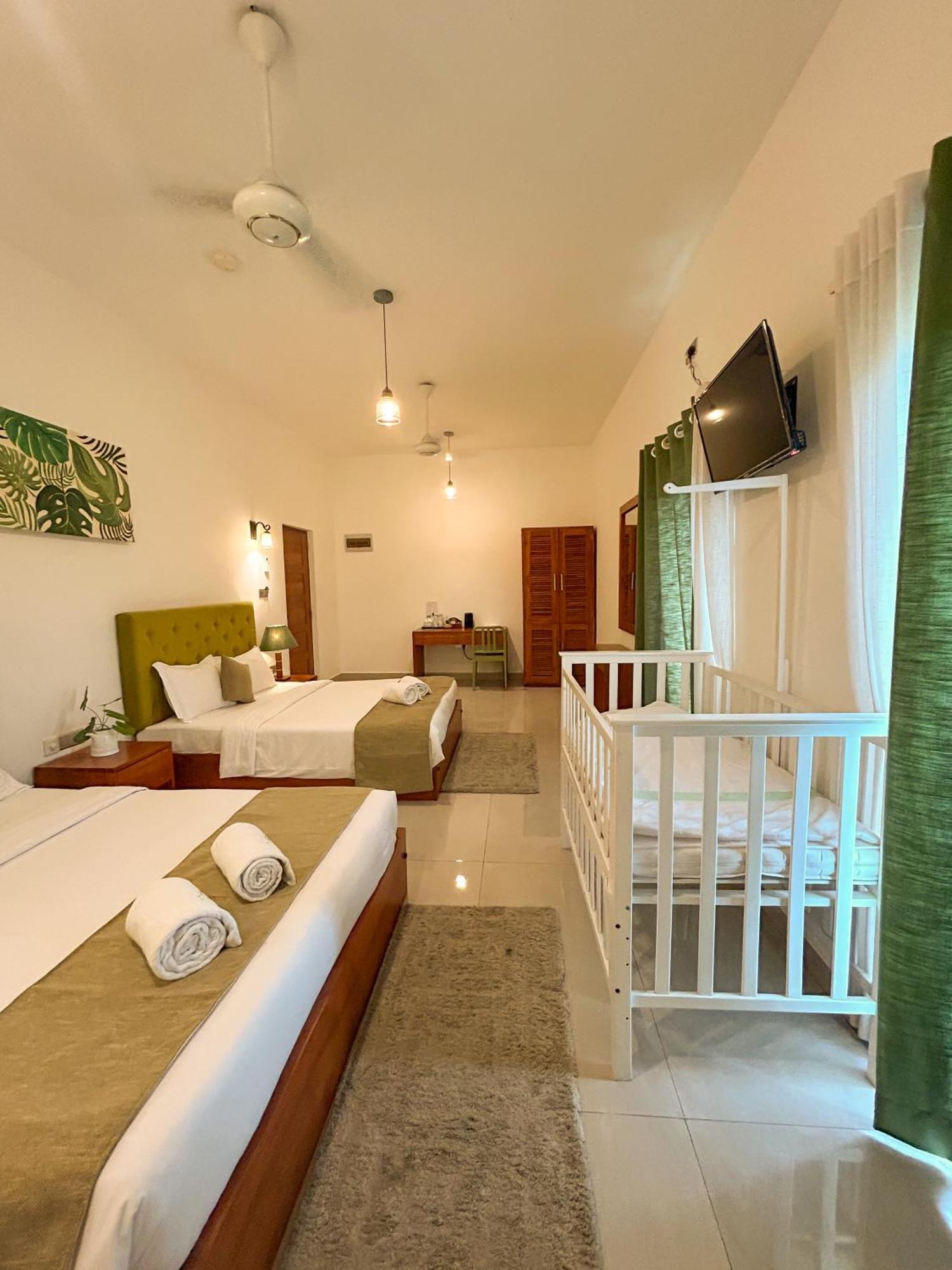 J Leaf Hotel By Blue Bird Negombo Esterno foto